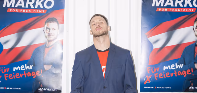 Marko Arnautović vor zwei „Marko for President“-Wahlplakaten von Hyundai